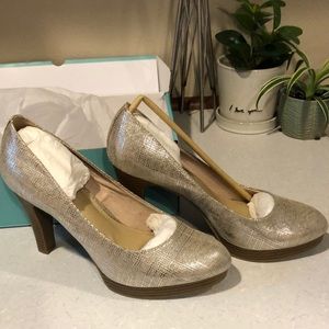New in Box- Maurices size 9 silver metallic heels